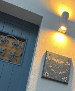 een deur met een licht en een bord ernaast bij B&B A Casa di Marilù in Martina Franca
