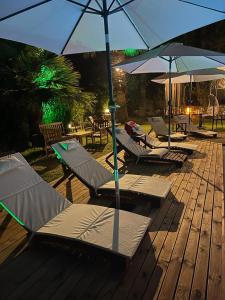 een groep ligstoelen en parasols op een terras bij MAVİ ROTA BUTİK OTEL in Datca