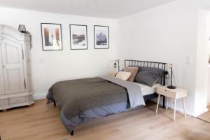 sypialnia z łóżkiem i stołem oraz obrazami na ścianie w obiekcie Ferienwohnung am Siglhof w mieście Samerberg