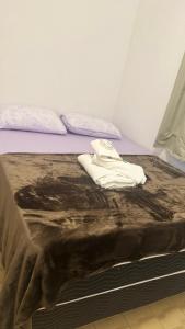Ένα ή περισσότερα κρεβάτια σε δωμάτιο στο Cantinho familiar 200m Hospital Regional