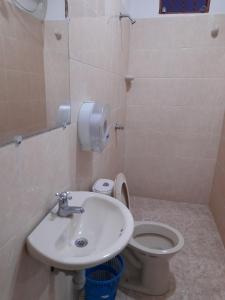 łazienka z umywalką i toaletą w obiekcie Hotel Daylin w mieście Aguachica