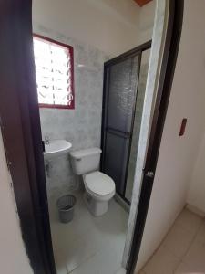 a bathroom with a toilet and a sink at Hotel Daylin in Aguachica