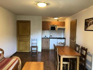 a kitchen and dining room with a table and chairs at Résidence Hameau De Balestas Mp - 3 Pièces pour 6 Personnes 171 in Germ