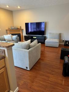 的住宿－Condo Townhome - Cleveland Lake Area，客厅配有2张沙发和1台平面电视