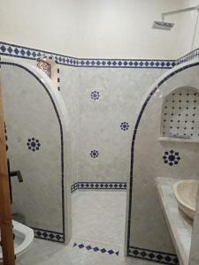 La salle de bains est pourvue d'une douche et d'un lavabo. dans l'établissement Dar Rif Kebdani, à Tanger