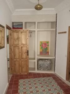 Zimmer mit Tür und Teppich in der Unterkunft Dar Rif Kebdani in Tangier