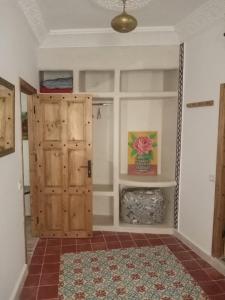 una habitación con una puerta y una alfombra en Dar Rif Kebdani, en Tánger