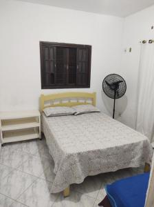 un dormitorio con una cama y una ventana en Recanto da Mara, en São Sebastião