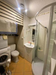 a bathroom with a toilet and a sink and a shower at Résidence Neouvielle - Studio dans le centre de Barèges proche du jardin MAE-5411 in Barèges