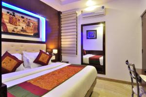 Postel nebo postele na pokoji v ubytování Hotel Nirmal Mahal - Paharganj - New Delhi