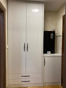 un armario blanco con TV en un estante en IDEA LUX E.S, en Novi Pazar