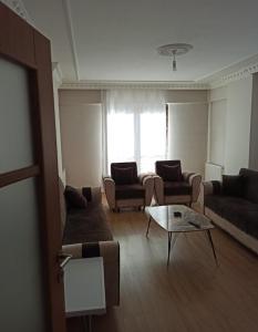 GumushaneにあるGÜMÜŞHANE ŞİRAN ÖZEL KİRALIK TATİL DAİRESiのソファとコーヒーテーブルのあるリビングルーム