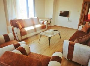 GumushaneにあるGÜMÜŞHANE ŞİRAN ÖZEL KİRALIK TATİL DAİRESiのソファとテーブルのあるリビングルーム