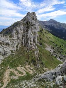 Une montagne avec la lettre qui y est écrite dans l'établissement Gîte des papillons du vercors, à Bouvante-Haut
