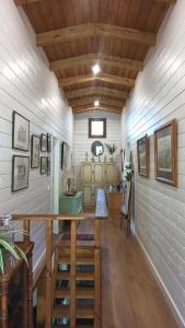 um corredor de uma casa com tecto de madeira em Habitación simple con baño em Guadarrama