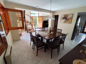 a dining room with a table and chairs at Chacras de Coria Los Robles in Chacras de Coria