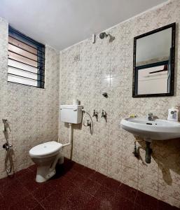 a bathroom with a toilet and a sink at Shenvi Homestay in Panaji