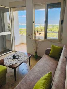 uma sala de estar com um sofá e uma mesa em LunaSol seaside Apartments em Durrës