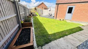 podwórko z ogrodzeniem i podwórko z zieloną trawą w obiekcie Remarkable 3-Bed House in Bedford w mieście Bedford