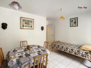 Zimmer mit Tisch und Bett in der Unterkunft San Giovanni in Salon-de-Provence