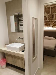 a bathroom with a sink and a mirror at Holiday Home MATT ROS in Noto