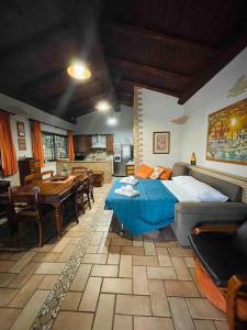 1 dormitorio con 1 cama azul y comedor en Honey's Home-Dependance campagna en Villafranca