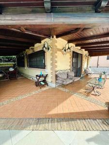 un patio al aire libre con sillas y mesa en Honey's Home-Dependance campagna en Villafranca