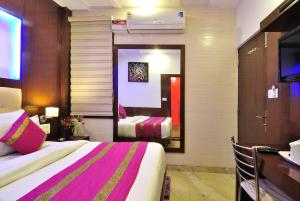 Postel nebo postele na pokoji v ubytování Hotel Nirmal Mahal - Paharganj - New Delhi