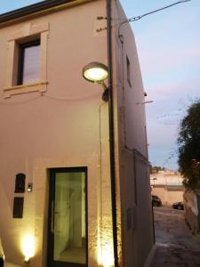 a street light on the side of a building at Holiday Home MATT ROS in Noto