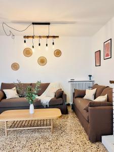 uma sala de estar com dois sofás e uma mesa de centro em Ca La Pia em Corbíns