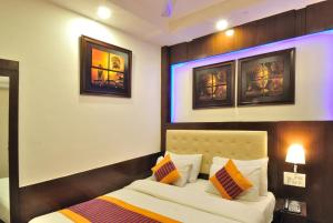 Postel nebo postele na pokoji v ubytování Hotel Nirmal Mahal - Paharganj - New Delhi