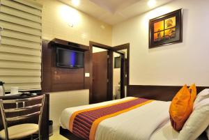 Postel nebo postele na pokoji v ubytování Hotel Nirmal Mahal - Paharganj - New Delhi