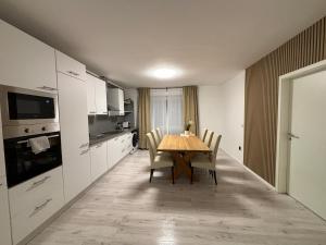 a kitchen and dining room with a table and chairs at 140qm - 4 rooms - free parking - MalliBase Apartments in Garbsen