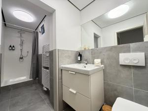 a bathroom with a sink and a shower at 140qm - 4 rooms - free parking - MalliBase Apartments in Garbsen