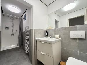 a bathroom with a sink and a shower at 140qm - 4 Zimmer- Parkplatz - Autobahn - blauer See - MalliBase Apartments in Garbsen +16 photos