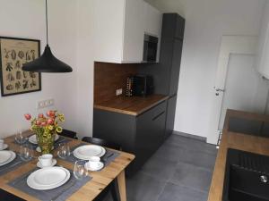 una cucina con tavolo in legno e piatti di Central stylish apartment a Braunau am Inn