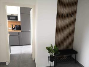 uma sala de estar com uma cadeira e uma cozinha em Central stylish apartment em Braunau am Inn