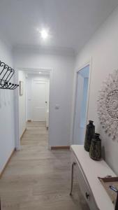 um quarto com um corredor com paredes brancas e um espelho em Apartamento en Inferniño Ferrol em Ferrol