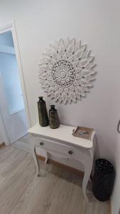 uma mesa branca com um espelho na parede em Apartamento en Inferniño Ferrol em Ferrol