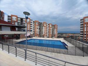 a swimming pool on the roof of a building at Reserva del Peñón Girardot - Apartamento Vacacional Familiar Confort La Esmeralda in Girardot
