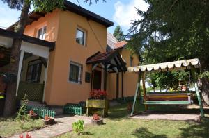 una casa con un banco delante de ella en Hondo Holiday Home, en Rakovica