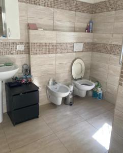 a bathroom with a toilet and a bidet and a sink at appartamento due camere da letto al centro di Bari in Bari
