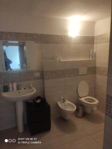 a bathroom with a sink and a toilet and a mirror at appartamento due camere da letto al centro di Bari in Bari