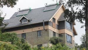 uma casa com um telhado em cima dela em Kijabe Sunset View Guesthouse em Kijabe