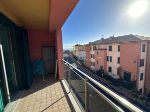 balcón con vistas a una ciudad con edificios en Appartamento Seterie, en Zoagli