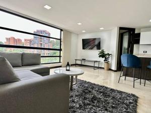 un salon avec un canapé et une table dans l'établissement 302 Spacious apartment nice view in El Poblado, à Medellín