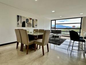 une salle à manger avec une table et des chaises dans l'établissement 302 Spacious apartment nice view in El Poblado, à Medellín