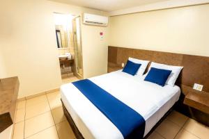 Postel nebo postele na pokoji v ubytování Hotel Rose Ensenada