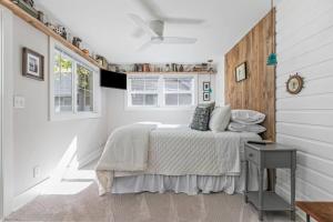 een witte slaapkamer met een bed en een raam bij Hickory Hideaway- Dock on Lake Winnebago in Oshkosh