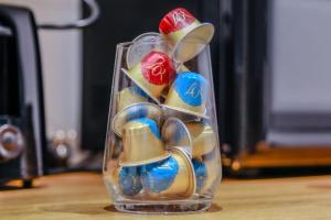 ein glasklarer Behälter mit farbigen Stiften gefüllt und sortiert in der Unterkunft Le Joli Appartement - Parking Gratuit, Wifi, RER C Choisy-le-Roi in Choisy-le-Roi + 15 Fotos